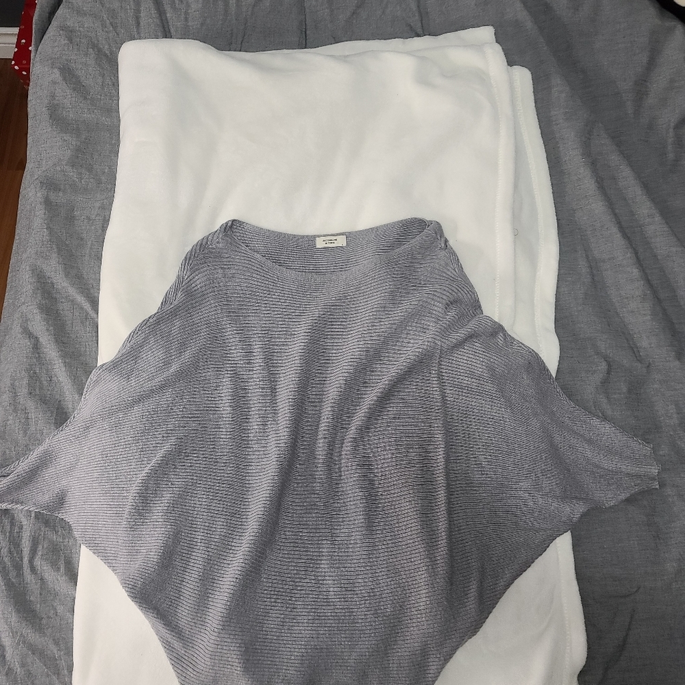 2/25$ 🛍 Grey Top - Picture 4 of 5